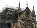 Vista de parte de la estructura la catedral de Notre Dame afectada por el fuego, en París (Francia).