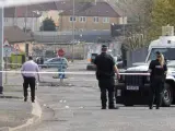 La policía acordona el lugar en el que la periodista Lyra McKee murió por heridas de bala en Londonderry.