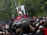 El paso de la Virgen bajando por los jardines de la Alhambra donde se congrega gran multitud de personas para presenciar la procesión de Santa María de la Alhambra, la única cofradía que hizo estación de penitencia este Sábado Santo.