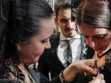 Jóvenes vestidas de mantilla en la Semana Santa de Sevilla.