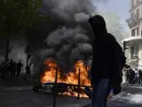 Fuego en una protesta de los chalecos amarillos en París.