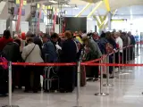 Movimiento de viajeros en el aeropuerto de Madrid-Barajas Adolfo Suárez. /EFE/ J.J. Guillén