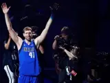 El jugador Dirk Nowitzki de los Dallas Mavericks saluda a los espectadores de su último partido en la NBA. El alemán se retira del baloncesto anotando 30 puntos, rememorando viejos laureles.
