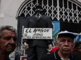 Muñeco que representa el "apagón", a punto de ser quemado en El Cementerio, Caracas, Venezuela.