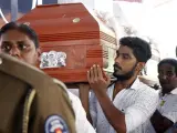 Ata&uacute;d de uno de los asesinados en el atentado de Sri Lanka.