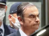 El expresidente de Nissan Motor Carlos Ghosn abandona el centro de reclusión tras quedar en libertad bajo fianza.