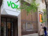 Vista de la fachada exterior de la sede nacional de Vox en Madrid que ha amanecido con los cristales rotos tras un ataque perpetrado de madrugada.