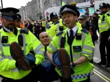 Policías detienen a un manifestante del grupo ecologista Extinction Rebellion en Londres.