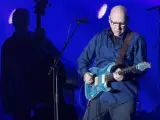 Mark Knopfler, durante el concierto en el Palau Sant Jordi de Barcelona con el que inició su gira mundial 'Down The Road Wherever'.