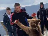 Khabib Nurmagomedov pelea contra un osezno.