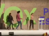 Una activista de Femen irrumpe en un acto de VOX.