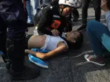 Los primeros heridos son atendidos durante la protesta en apoyo al presidente de la Asamblea Nacional.
