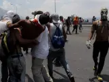Un grupo de personas cargan un herido durante una manifestación en apoyo al presidente de la Asamblea Nacional, Juan Guaidó.