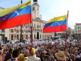 Cientos de venezolanos acuden a Sol para mostrar su apoyo a Guaidó.