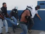 Simpatizantes de Juan Guaidó ayudan a un herido durante una manifestación.