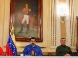 Fotografía cedida por la oficina de Prensa de Miraflores, donde se observa al gobernante de Venezuela, Nicolás Maduro (c), junto a su ministro de Defensa, Vladimir Padrino (2d), y el presidente de la oficialista Asamblea Nacional Constituyente de Venezuela, Diosdado Cabello (i).