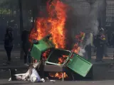 Protestantes queman una barricada durante una manifestación de los sindicatos y de los "chalecos amarillos" para conmemorar el Día Internacional de los Trabajadores, este miércoles, en París (Francia).