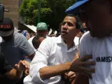 Juan Guaidó, autoproclamado "presidente encargado" de Venezuela, reaparece en Caracas tras el levantamiento.