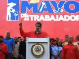 El presidente de Venezuela, Nicolás Maduro (c), se dirige a sus simpatizantes durante un acto por el Día del Trabajo, en Caracas (Venezuela).