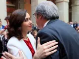 El candidato del PSOE-M a la Comunidad de Madrid, Ángel Gabilondo, saluda a la candidata del PP, Isabel Díaz Ayuso, durante los actos conmemorativos de la festividad del Dos de Mayo.