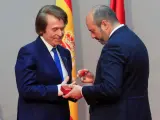 Raphael recibe la Medalla de Oro de manos del presidente regional en funciones, Pedro Rollán.