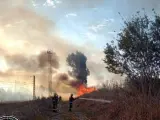 Bomberos de Santander y el helicóptero de Cantabria exinguen un incendio de vegetación en las marismas de Aday