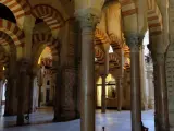 <p>En total son cuatro lugares diferentes que son Patrimonio de la Unesco, un récord absoluto. Son el centro histórico de la ciudad (desde 1984), la Mezquita, los Patios cordobeses y desde 2018 la ciudad califal de Medina Azahara. Durante la época musulmana en el siglo VIII, la ciudad fue una de las más importantes del mundo.</p>