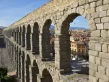 Su acueducto romano est&aacute; en perfecto estado y es el elemento m&aacute;s reconocible de la ciudad. Adem&aacute;s de esta importante construcci&oacute;n, la Unesco tambi&eacute;n reconoce su catedral g&oacute;tica o su Alc&aacute;zar desde 1985.