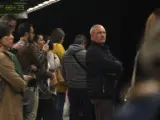 Gente esperando la llegada del metro en el andén de la L5 Diagonal, debido a la huelga de los trabajadores para protestar contra la gestión del amianto por parte de TMB.