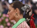La modelo de tallas grandes Ashley Graham acude con un total look de Gucci a la Met gala de 2019.