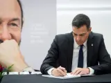 El secretario general del PSOE y presidente del Gobierno en funciones, Pedro Sánchez, acude a firmar el libro de condolencias del PSOE.