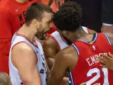 Marc Gasol se acerca a hablar con Joel Embiid tras el séptimo partido de la eliminatoria entre ToronTo Raptors y Philadelphia 76ers.