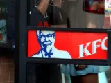 Imagen de un restaurante de la cadena de cómida rápida KFC.