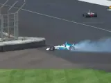 El coche de Felix Rosenqvist, a punto de estrellarse contra las protecciones.