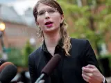 Chelsea Manning ante el Palacio de Justicia de los Estados Unidos Albert V. Bryan en Alexandria, Virginia.