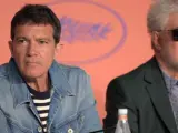 Antonio Banderas y Pedro Almodóvar, en una rueda de prensa en Cannes.
