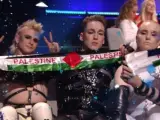 Los representantes de Islandia muestran banderas de apoyo a Palestina.