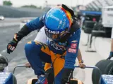 Fernando Alonso sube al McLaren con el que iba a competir en las 500 millas de Indianápolis 2019.