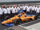 Fernando Alonso, junto al equipo de McLaren Indy.