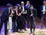 Integrantes de la compañía de Teatro de la Ciudad y Teatro de la Abadía, tras recibir el Premio Max 2019 al mejor espectáculo teatral por la obra 'La Ternura'.