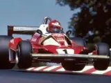 Niki Lauda, en acción durante una carrera de Fórmula 1.