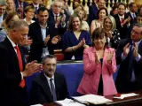 La senadora socialista, Cristina Narbona (2d), junto a otros senadores aplauden al senador electo Manuel Cruz, que permanece sentado, al ser elegido presidente del Senado para la XIII Legislatura.