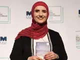 La escritora omaní Jokha Alharthi posa con su obra 'Cuerpos celestiales', ganadora del premio Man Booker Internacional, en Londres (Reino Unido).