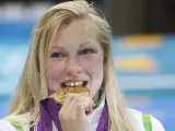 La lituana Ruta Meilutyte celebra su medalla de oro en los 100 metros braza de Londres 2012.