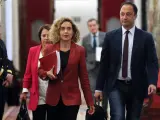 La presidenta de la Cámara, Meritxell Batet (c), junto al vicepresidente segundo y la secretaria segunda de la Mesa del Congreso, Sofía Herranz (i) y Alfonso Rodríguez Gómez de Celis (d), a su llegada la reunión celebrada este miércoles.