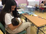 Una vecina de Arahal (Sevilla), Isabel Avilés, ha amamantado a su hijo de 10 meses en la mesa electoral en la que está como presidenta al no aceptar la Junta Electoral su recurso para no ser parte de la mesa.