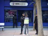 Un amplio dispositivo de Policía Nacional se ha desplegado en la sede de la Sociedad Deportiva Huesca, como consecuencia de una operación contra el presunto amaño de partidos de fútbol en Primera y Segunda.