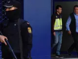 El presidente del Huesca, Agustín Lasaosa, junto a un policía, a su salida de las oficinas del club tras ser detenido durante la 'Operación Oikos'.