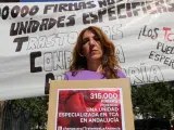 Patricia Cervera, madre de una joven con anorexia, lleva 315.000 firmas a la Junta de Andaluc&iacute;a en favor de los TCA.