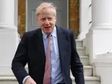 El exministro de Asuntos Exteriores británico Boris Johnson sale de su residencia en Londres.